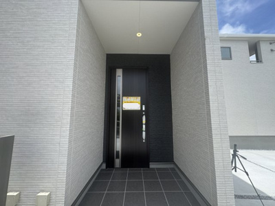 【玄関】 | 南城市大里高平（全3棟）1・2号棟 | 1号棟　十分な収納付き玄関♪