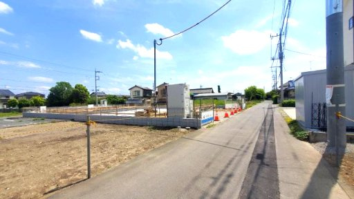 熊谷市拾六間　新築住宅平屋建て（土地７４坪超）の前面道路含む現地写真