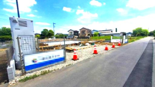 熊谷市拾六間　新築住宅平屋建て（土地７４坪超）の前面道路含む現地写真