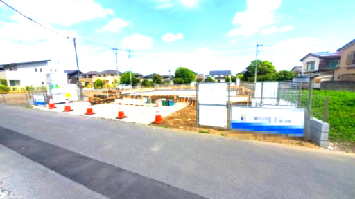熊谷市拾六間　新築住宅平屋建て（土地７４坪超）の前面道路含む現地写真