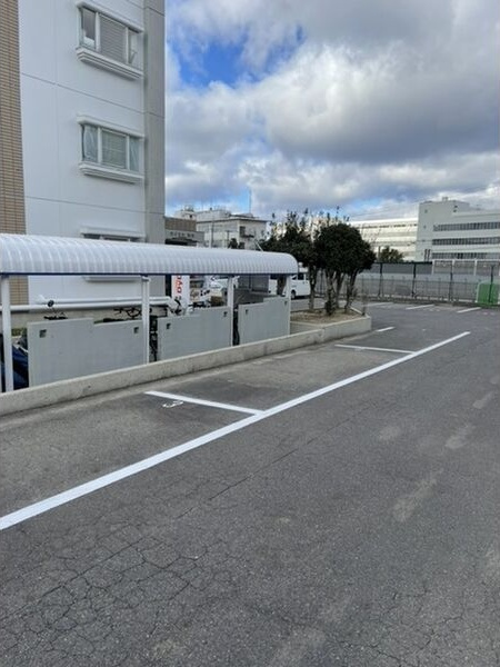 ロイヤル前山の駐車場