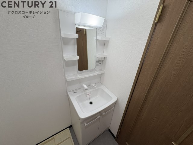 鏡の大きな独立洗面台です！