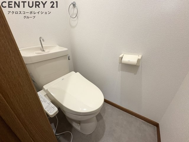 温水洗浄便座付きのトイレです♪