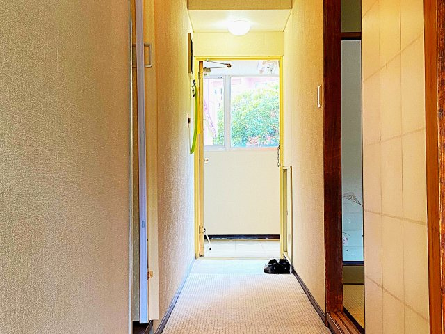 京王熱川マンションの玄関