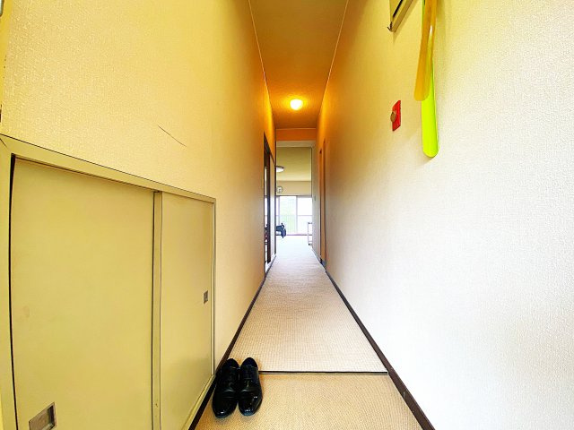 京王熱川マンションの玄関