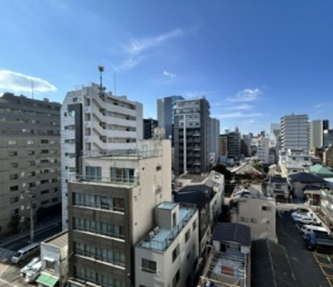 レジェンド元浅草の展望|前面建物なしの開放感ある眺望／上層階・二面採光​です。