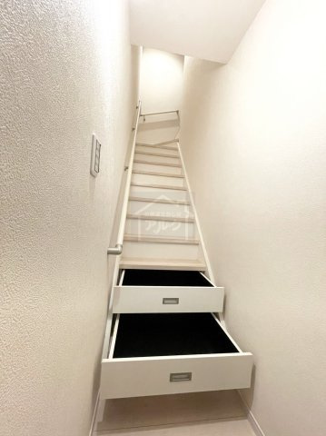 北区岸町１丁目のアパートの玄関