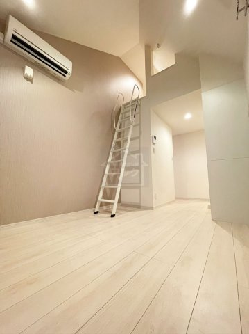 北区岸町１丁目のアパートの居間・リビング