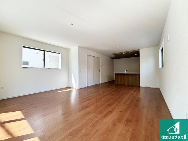 枚方市香里園桜木町　第2期　新築一戸建ての居間・リビング|シンプルなリビングは、観葉植物等のインテリアを楽しめますね！パパ好みにも、ママ好みにも家具次第で雰囲気を変えることができます！
