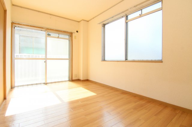 エステートピア日吉の洋室|別部屋の参考写真です。