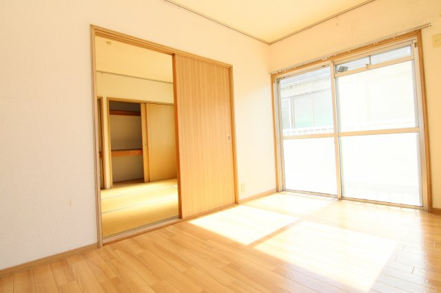 エステートピア日吉の洋室|別部屋の参考写真です。