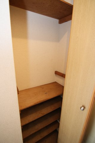 エステートピア日吉の収納|別部屋の参考写真です。