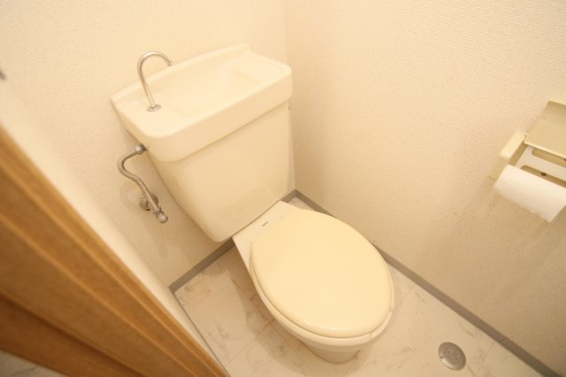 エステートピア日吉のトイレ|別部屋の参考写真です。