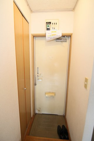 エステートピア日吉の玄関|別部屋の参考写真です。