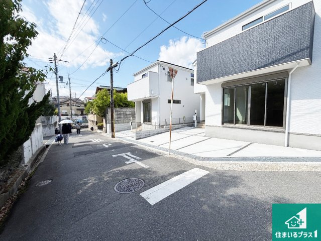 5日(土)6日(日)現地ご見学可能！　枚方市香里園桜木町　ラスト1邸の前面道路含む現地写真|周辺は閑静な住宅街！前面道路広々で車の出し入れも便利です。駐車が苦手な方でも安心して車庫入れできます！