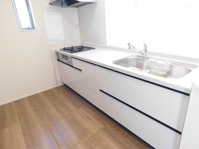 津島市宇治町字茶ノ里の新築一戸建のキッチン|◇キッチン◇　　人気の対面式・人造大理石カウンター・浄水機能付ハンドシャワー・静音仕様シンク・スローインクローズレール・床下収納庫