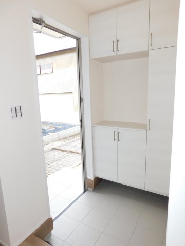 津島市宇治町字茶ノ里の新築一戸建の玄関|◇玄関収納◇　　玄関がスッキリ片付く大容量シューズ収納♪