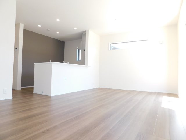 津島市宇治町字茶ノ里の新築一戸建の居間・リビング|◇リビング◇　　南面で明るいリビング１６．０帖　リビングや庭の様子が見渡せる対面キッチン♪