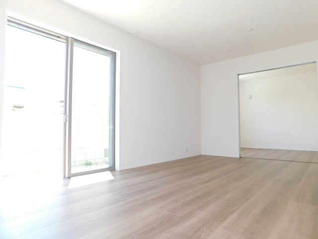 津島市宇治町字茶ノ里の新築一戸建の居間・リビング|◇リビング◇　　南面で明るいリビング１６．０帖　洋室と続き間で２０．５帖の広々空間になります♪