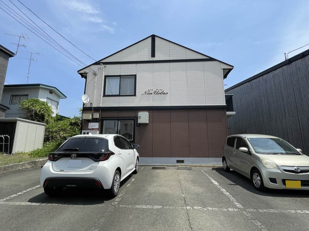ナイス・アーバンの駐車場