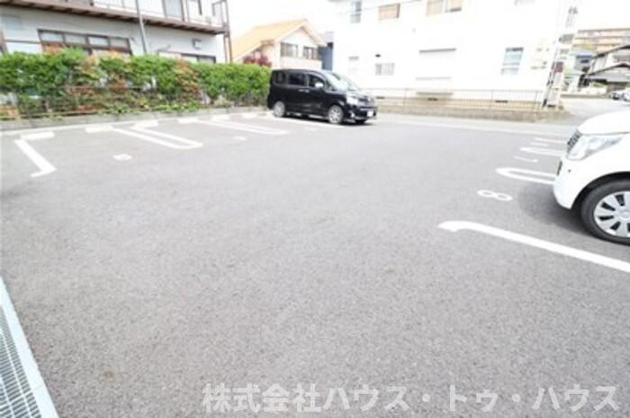 メゾン・ド・シャルマンの駐車場