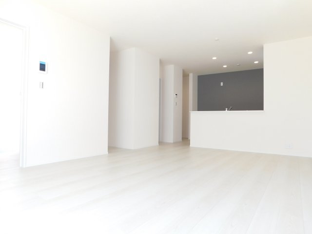 津島市宇治町字茶ノ里の新築一戸建の居間・リビング|◇リビング◇　　南面で明るいリビング１７．７帖　大容量パントリー完備！