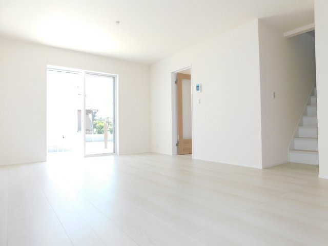 津島市宇治町字茶ノ里の新築一戸建の居間・リビング|◇リビング◇　　南面で明るいリビング１７．７帖　家族のコミュニケーションが自然と増えるリビング階段♪