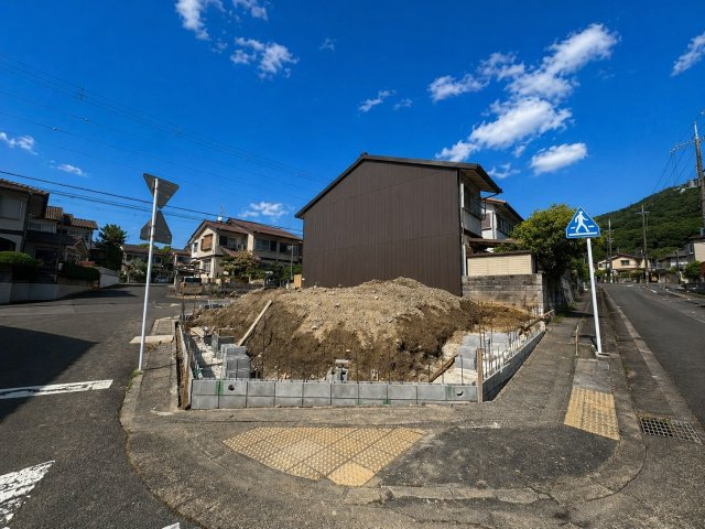 醍醐柿原町　新築戸建ての前面道路含む現地写真