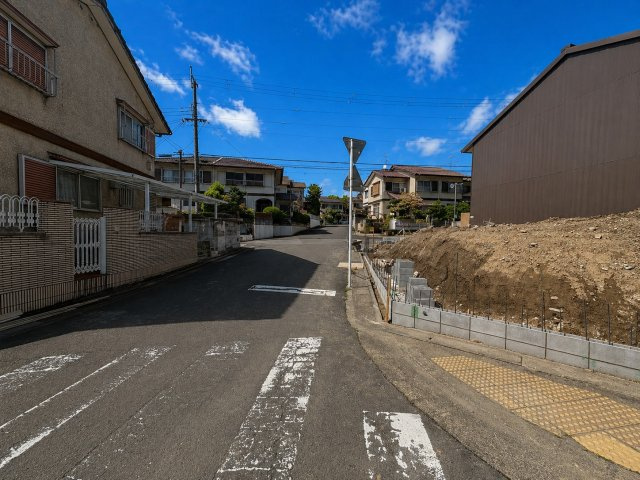 醍醐柿原町　新築戸建ての前面道路含む現地写真