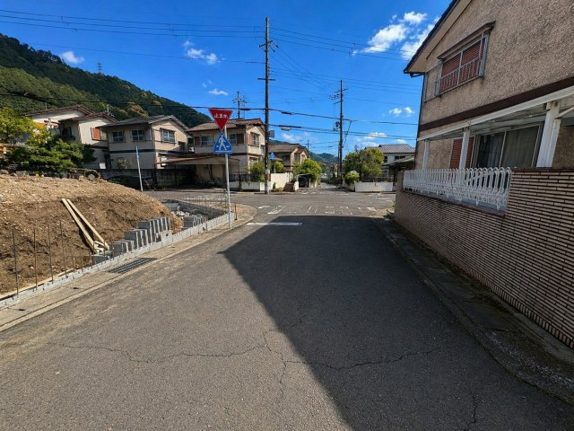 醍醐柿原町　新築戸建ての前面道路含む現地写真
