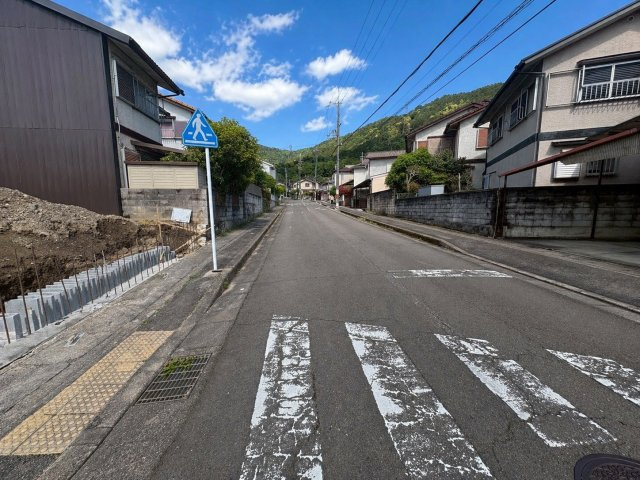 醍醐柿原町　新築戸建ての前面道路含む現地写真