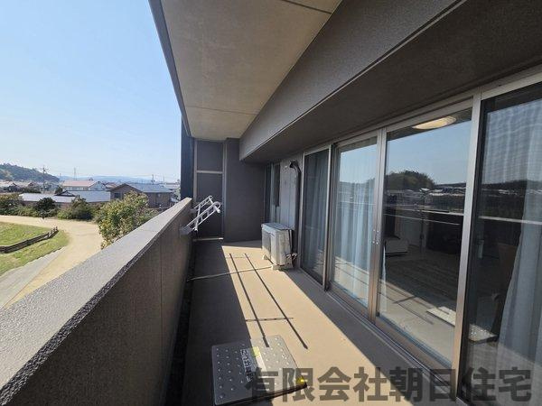 【バルコニー】 | エクセレンシア学園東 | 暖かな日差しのふりそそぐバルコニー