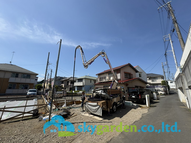 藤沢市辻堂新町5期　新築戸建　全2棟1号棟の前面道路含む現地写真