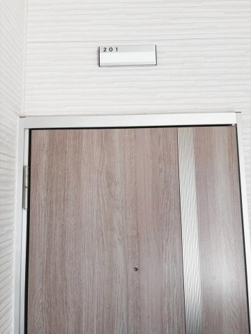 【その他】 | シエル東戸塚 | 玄関ドア上部の号室プレート