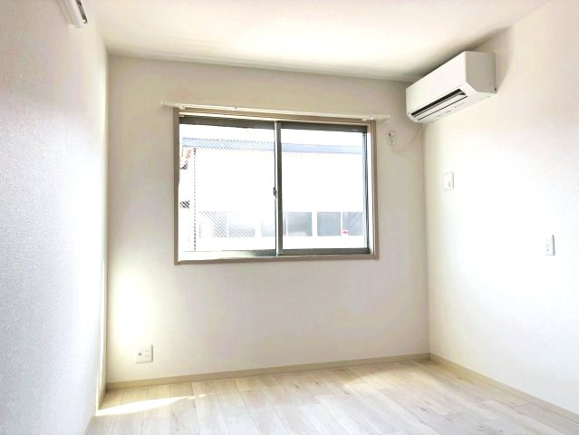 【居間・リビング】 | 今井町共同住宅(仮) | 淡い色合いのフローリングと白壁紙が清潔感あります