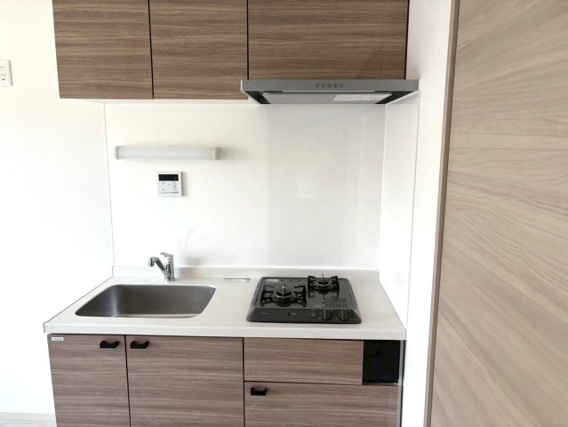 【キッチン】 | 今井町共同住宅(仮) | 2口ガスコンロ　コンパクトシステムキッチンですが、上下に収納あり沢山の物を整理出来ます。