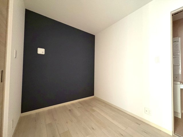 【洋室】 | 今井町共同住宅(仮) | 青系の壁紙がアクセントになりオシャレな内装