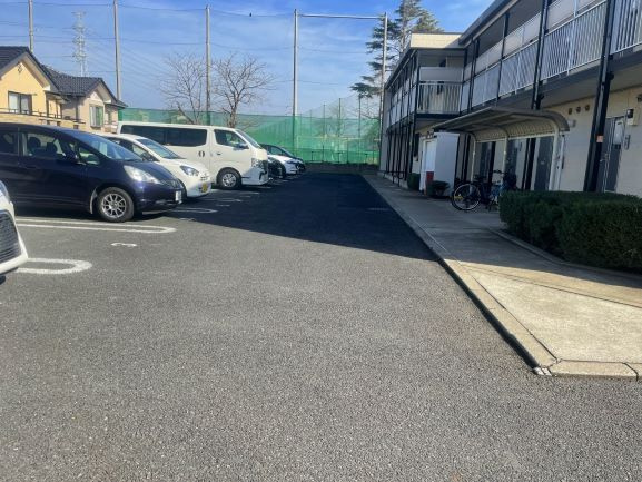 レオパレスバンビーノ花輪の駐車場