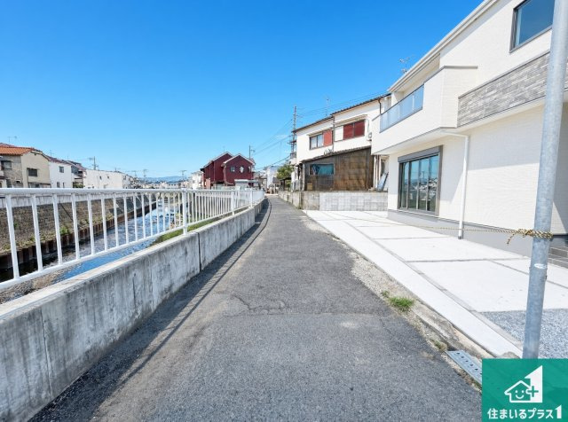 羽曳野市南恵我之荘　第1期　新築一戸建ての前面道路含む現地写真|周辺は閑静な住宅街！前面道路広々で車の出し入れも便利です。駐車が苦手な方でも安心して車庫入れできます！