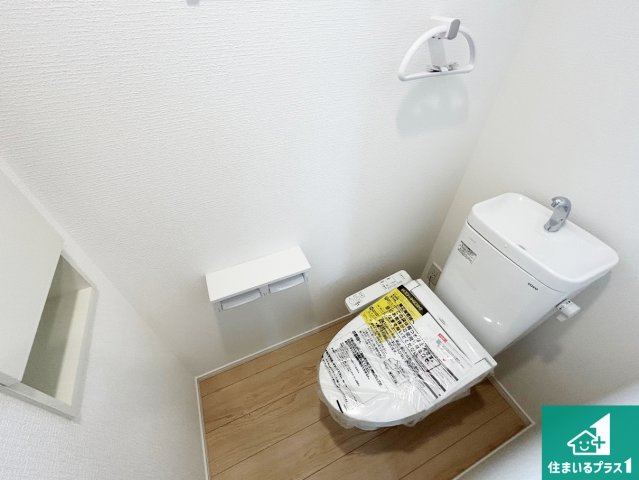 和歌山市有本　第3期　新築一戸建てのトイレ|シャワー洗浄機能付トイレは標準仕様。冬場は暖かシートヒーターも装備！
表面コートでキレイ長持ち！省エネ節水仕様の温水洗浄トイレ！