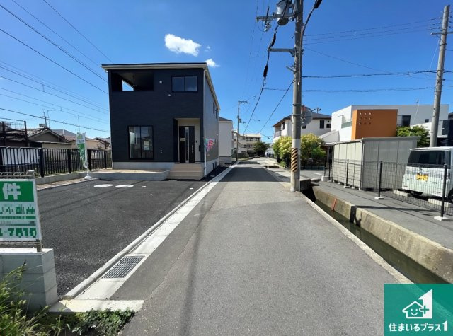 和歌山市有本　第3期　新築一戸建ての前面道路含む現地写真|周辺は閑静な住宅街！前面道路広々で車の出し入れも便利です。駐車が苦手な方でも安心して車庫入れできます！