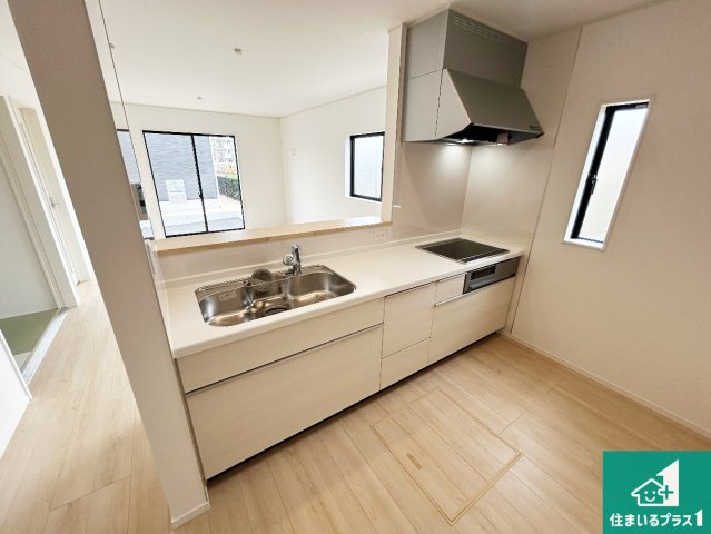 和歌山市有本　第3期　新築一戸建てのキッチン|収納豊富！浄水器付きキッチン！お子さまの様子を見ながらお料理を楽しむことができますね。家族のコミュニケーションが増え会話もはずみそう！