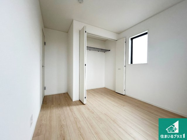 和歌山市有本　第3期　新築一戸建ての洋室|寝室は心地よい眠りについてもらいたくて、シンプルでかつ開放的な空間に！大きな窓から差し込む朝日が、すっきりとした目覚めをサポートします。