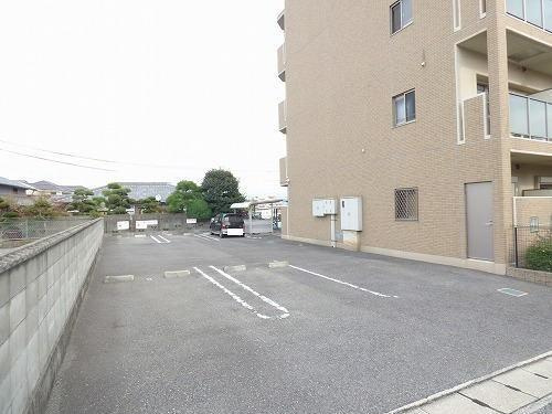 フリーデK.Ⅰ.1の駐車場