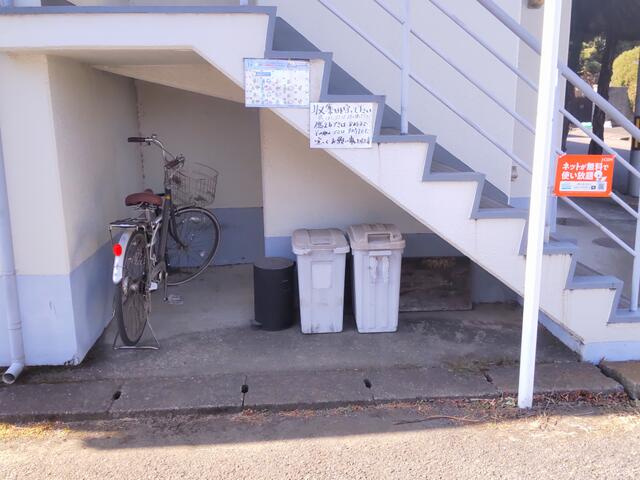 階段下のごみ捨て場