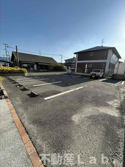 メゾンセレナの駐車場