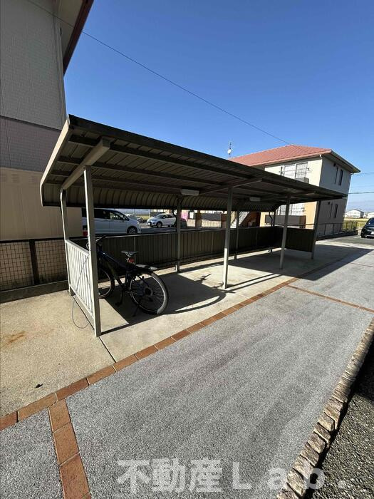 メゾンセレナの駐車場