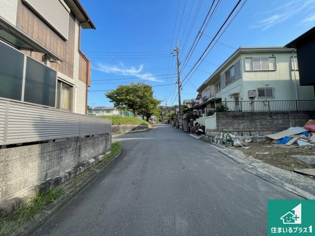 ★宇治市明星町　第2期　新築一戸建ての前面道路含む現地写真|周辺は閑静な住宅街！前面道路広々で車の出し入れも便利です。駐車が苦手な方でも安心して車庫入れできます！