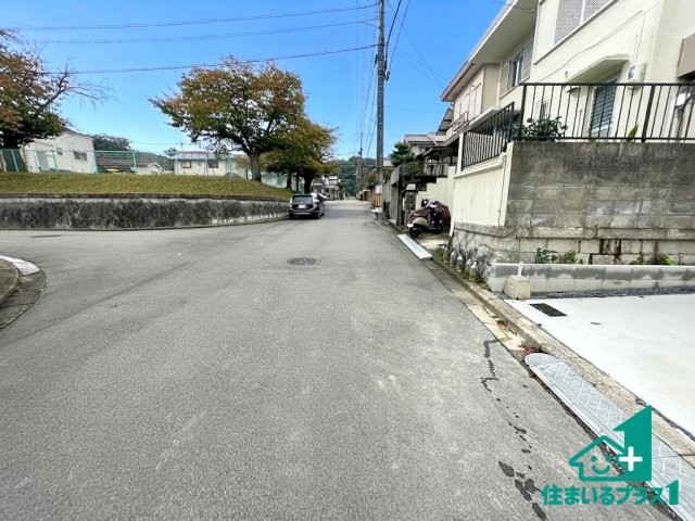 ★31(土)1(日)3(祝)現地見学可能！宇治市明星町　第2期　新築一戸建ての前面道路含む現地写真|周辺は閑静な住宅街！前面道路広々で車の出し入れも便利です。駐車が苦手な方でも安心して車庫入れできます！