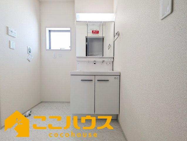 うるま市前原　新築戸建て　全10棟　1号棟の独立洗面台|独立洗面台は収納豊富な三面鏡